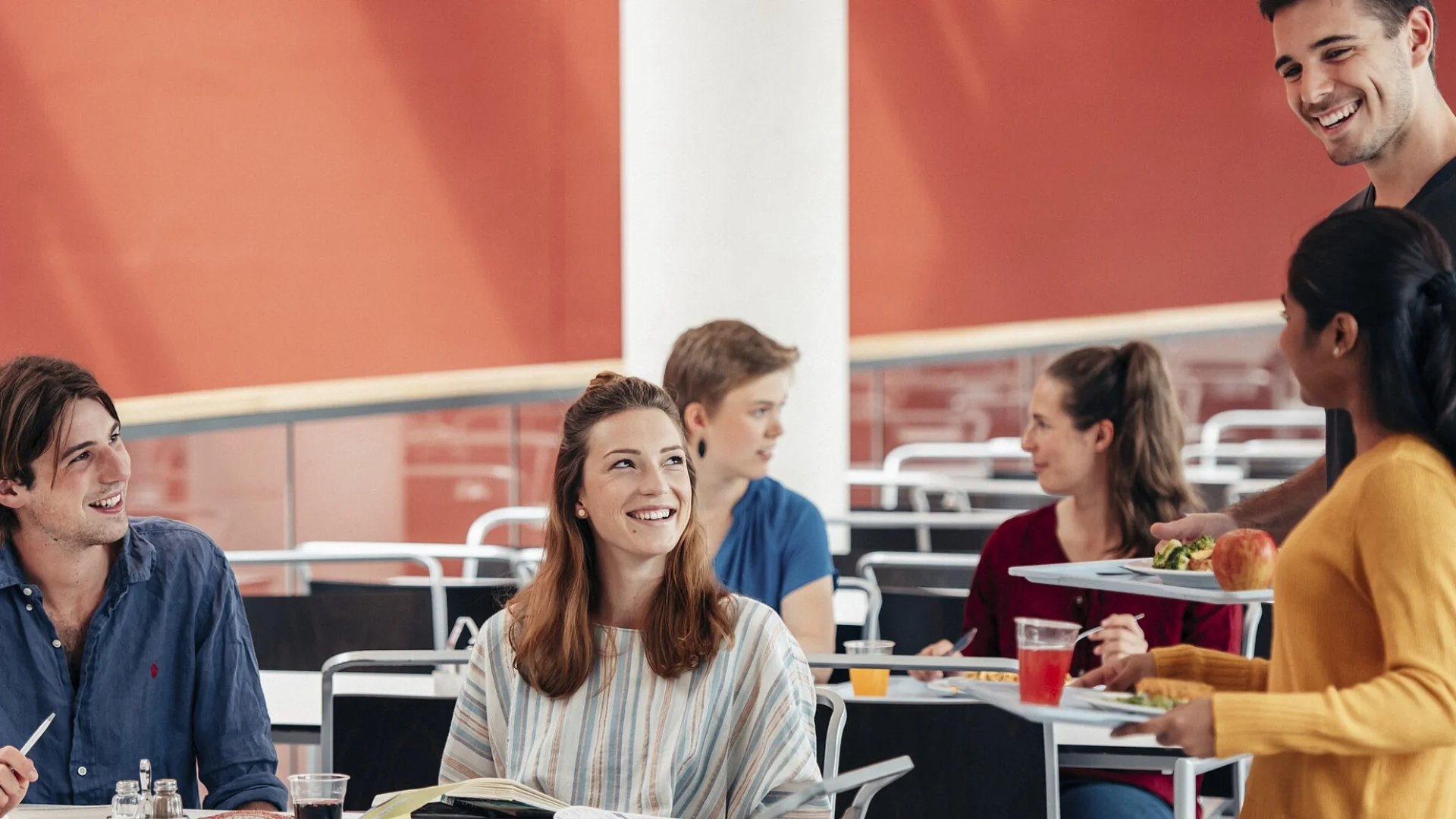 Studierende essen in Mensa des Studierendenwerks Oldenburg