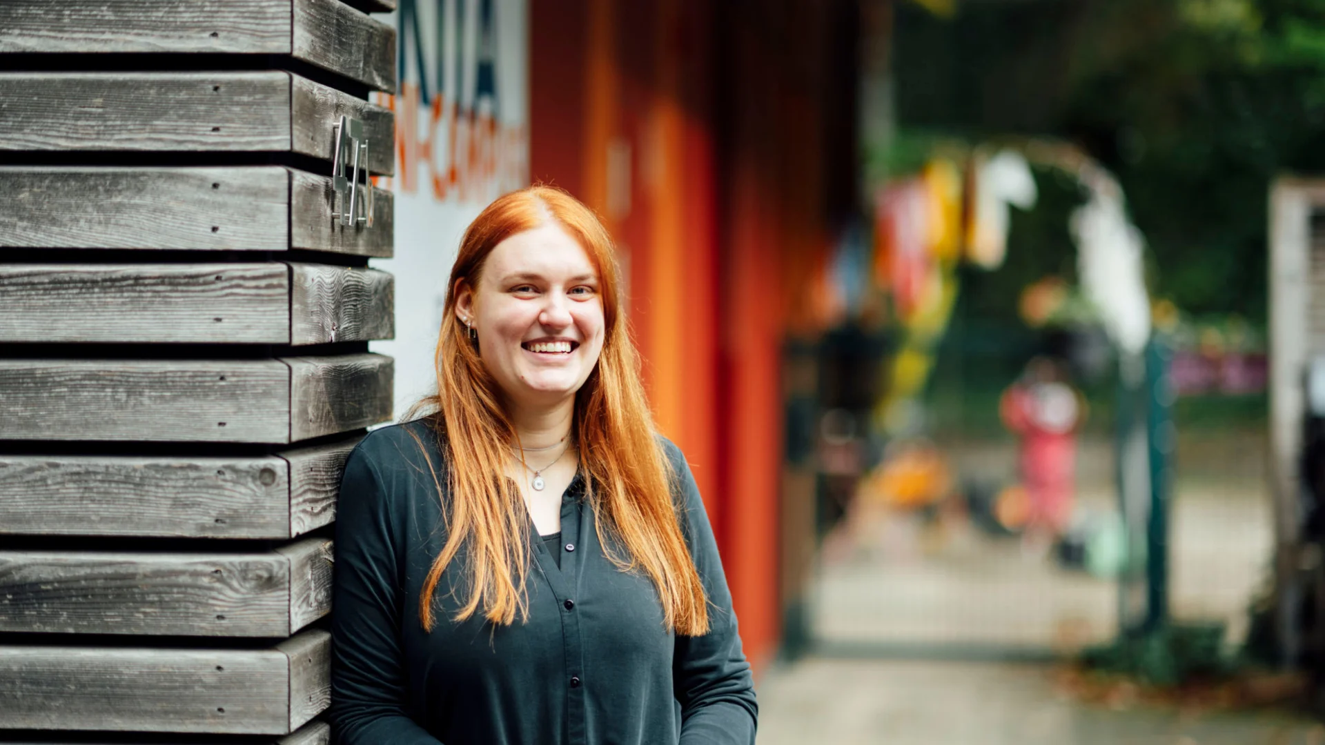 Kitaleitung steht vor dem Eingang der Kita Campus-Krabben des Studierendenwerks Oldenburg und lächelt – Leitung Kita Job