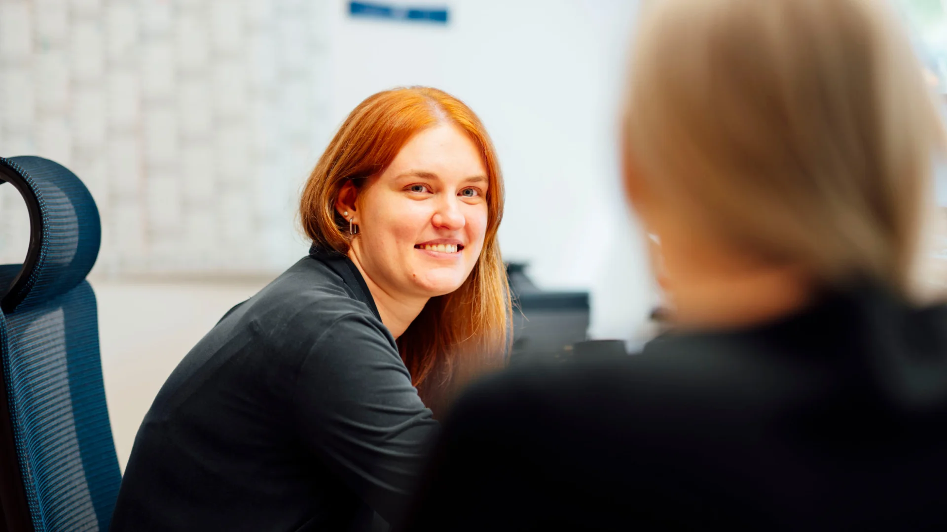 Stellvertretende Kitaleitung führt Gespräch im Büro der Kita des Studierendenwerks Oldenburg – Stellvertretende Leitung Kita Job