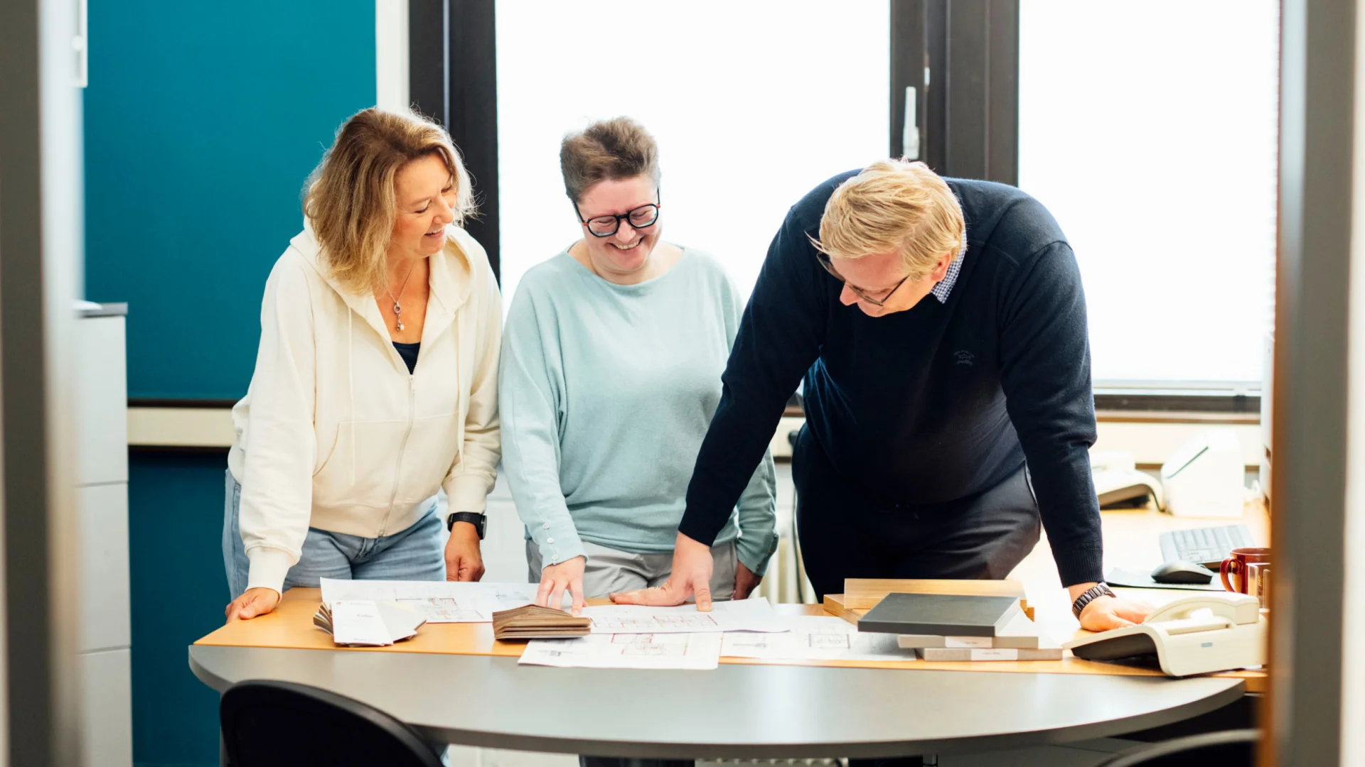 Team der Bauverwaltung begutachtet Pläne für Campusprojekte im Studierendenwerk Oldenburg – Bauverwaltung Job
