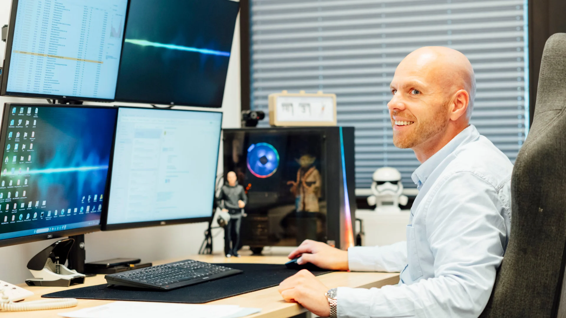 IT-Administrator arbeitet an vier Monitoren im Studierendenwerk Oldenburg – IT Job