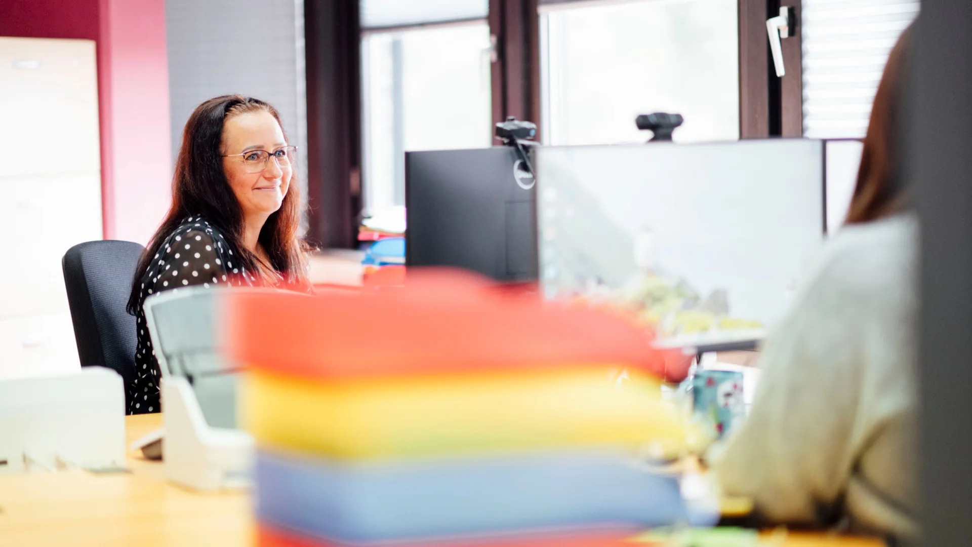 Sachbearbeiterin verwaltet Wohnheims­mappen im Büro des Studierendenwerks Oldenburg – Wohnen Job