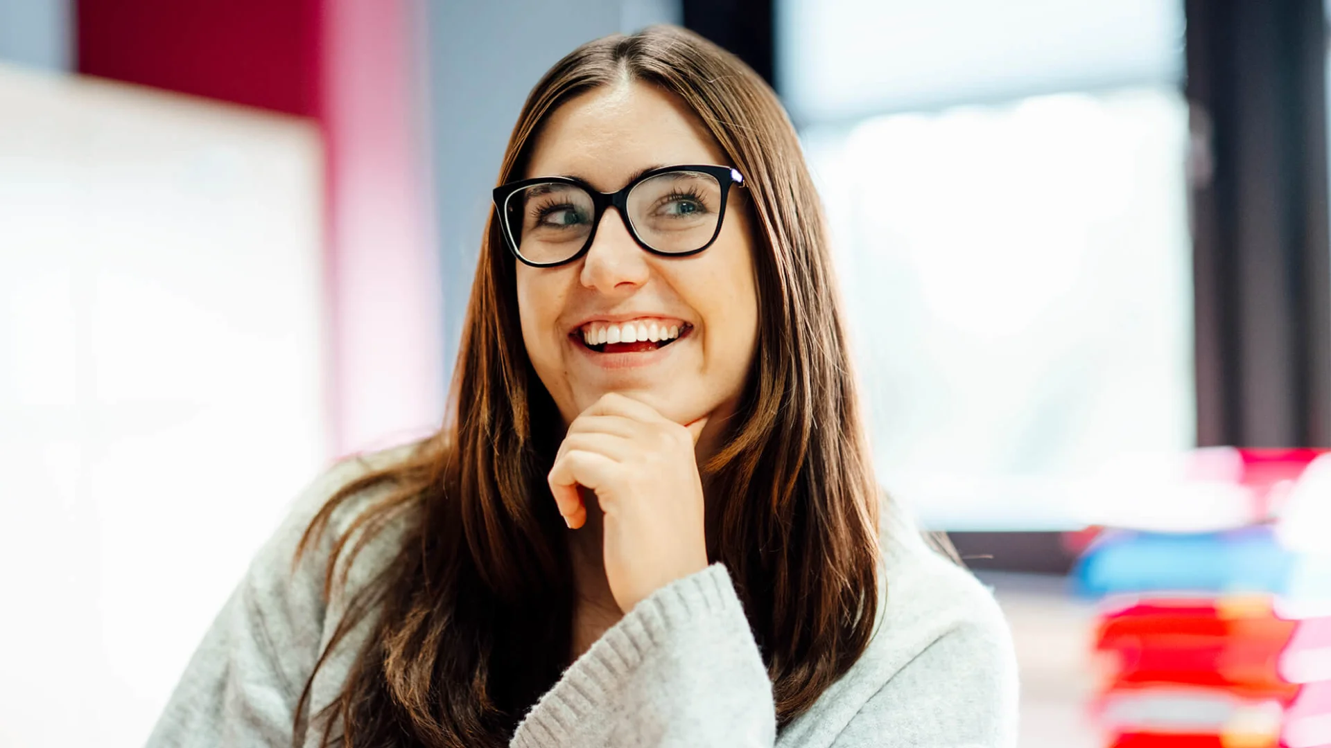 Lächelnde Personalreferentin im Büro des Studierendenwerks Oldenburg – Kontakt Studierendenwerk
