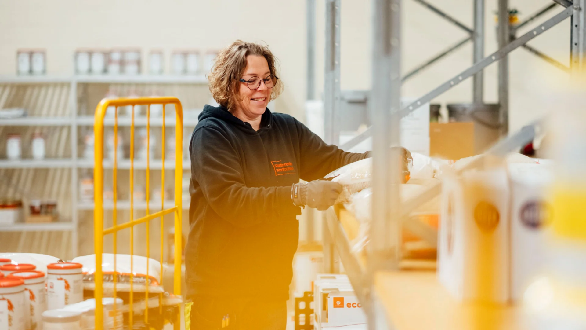 Lagerfachkraft sortiert Großgebinde im Lebensmittellager des Studierendenwerks Oldenburg – Lagerfachkraft Job