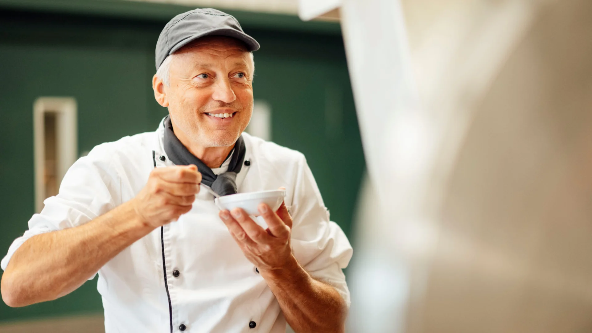 Stellvertretende Küchenleitung verkostet Suppe in der Großküche des Studierendenwerks Oldenburg – Leitung Küche Job