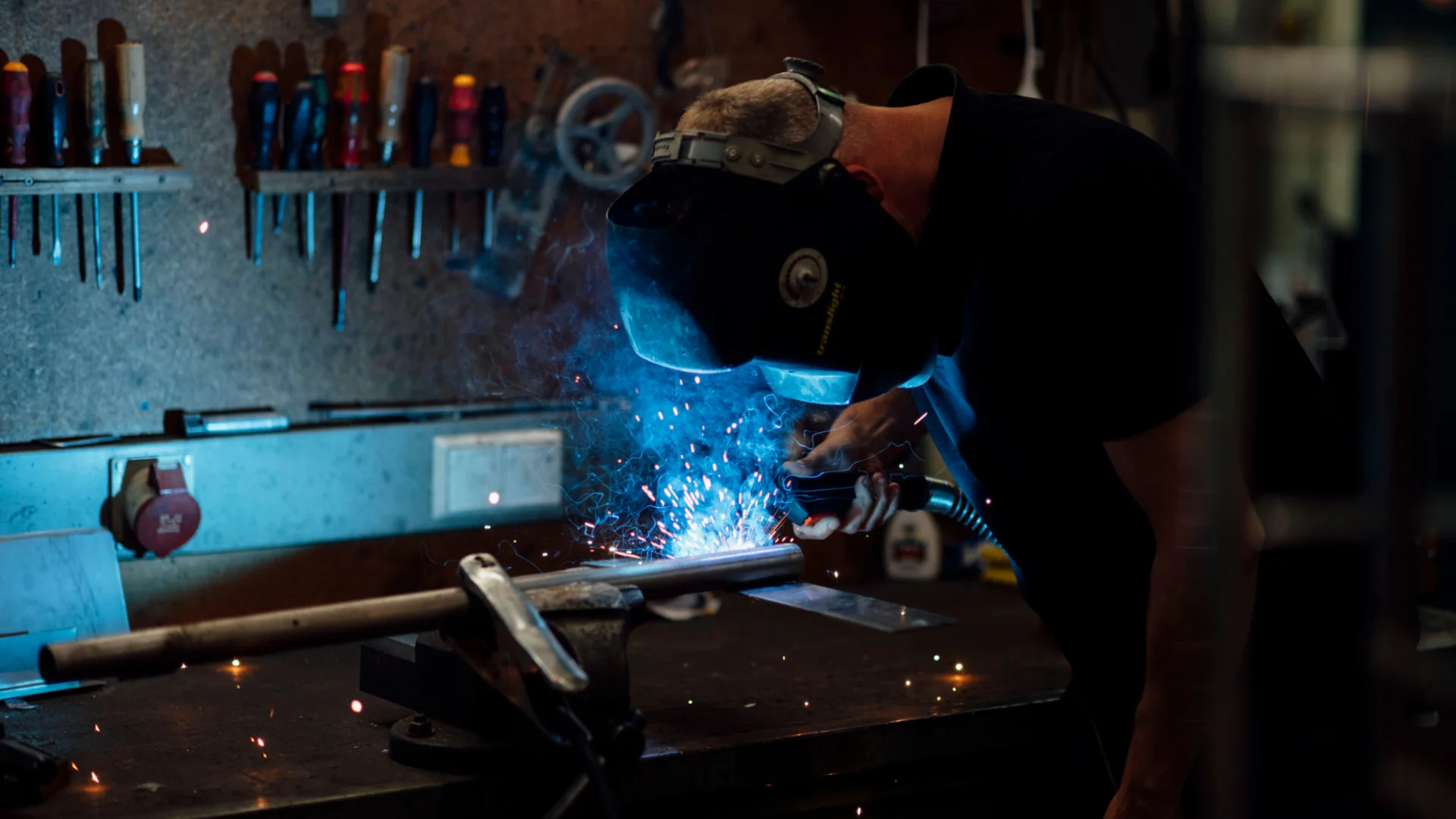 Betriebstechniker schweißt Metallrohr in Werkstatt des Studierendenwerks Oldenburg – Handwerk Job