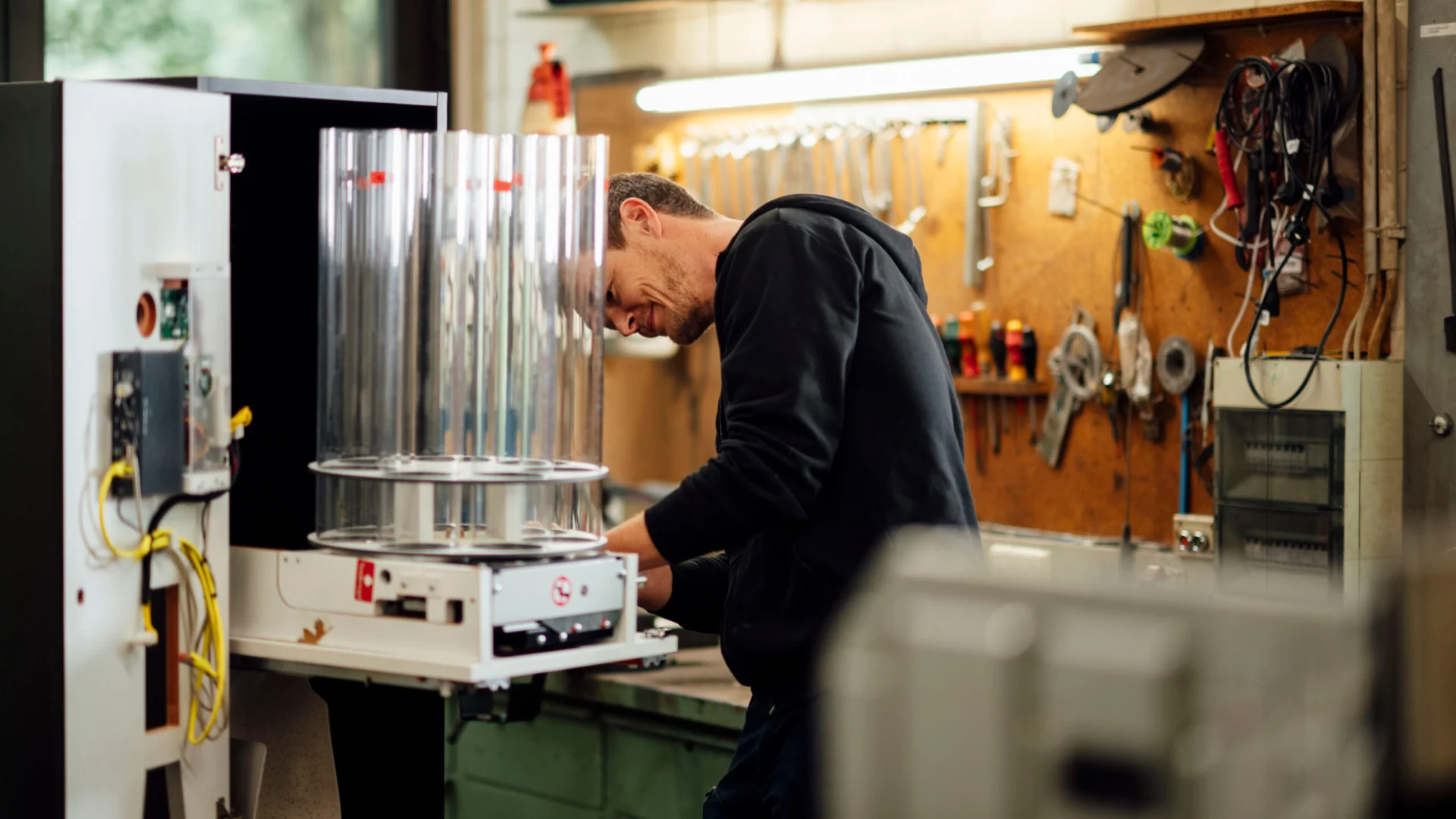 Betriebstechniker repariert Elektrogerät in der Werkstatt des Studierendenwerks Oldenburg – Handwerk Job