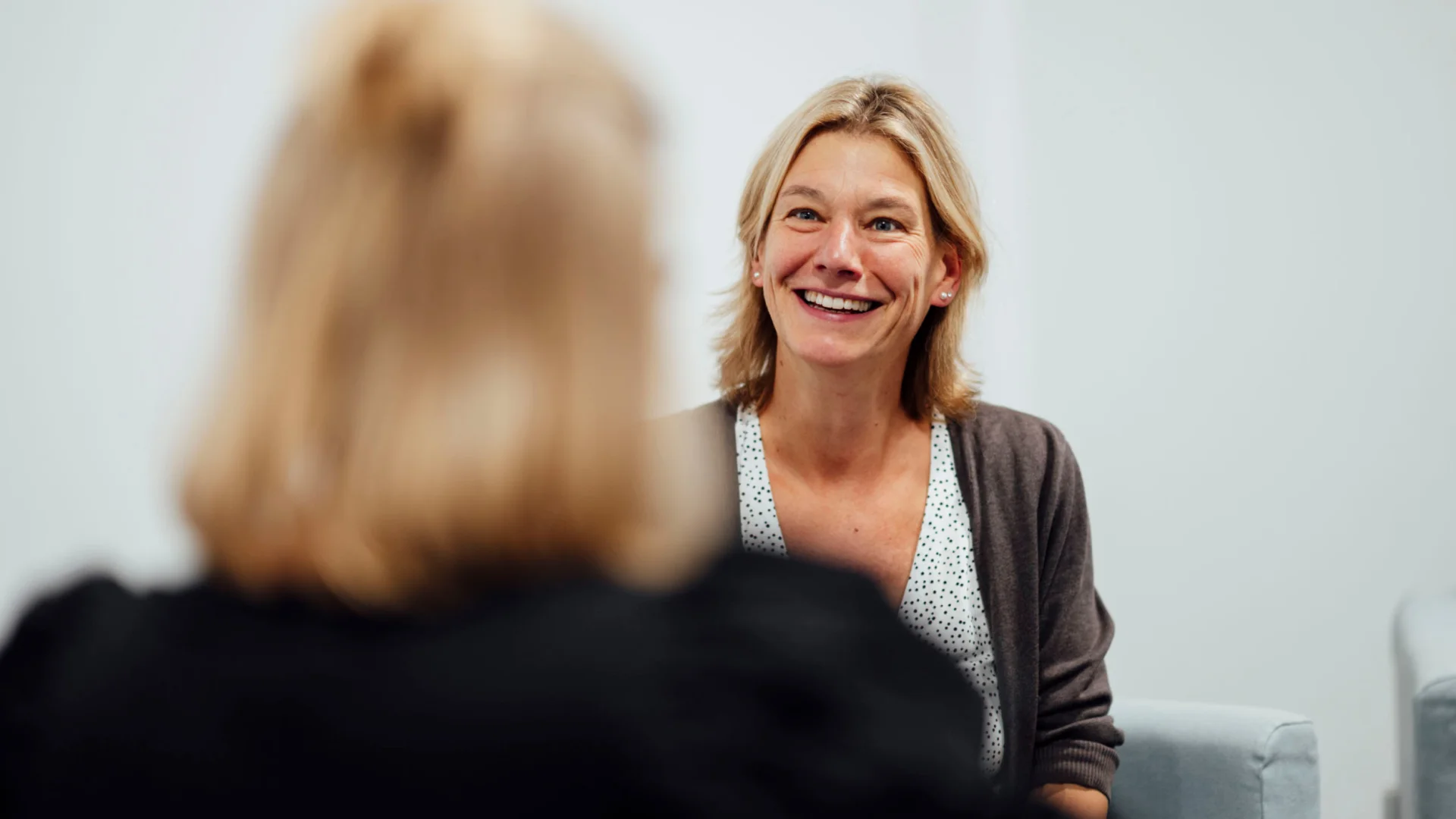 Beraterin führt vertrauliches Gespräch mit Studierendem im Studierendenwerk Oldenburg – Beratung Job