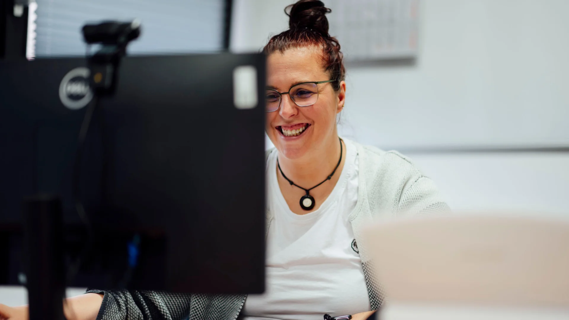 Mitarbeiterin prüft Zahlen am Computer im Rechnungswesen des Studierendenwerks Oldenburg – Rechnungswesen Job