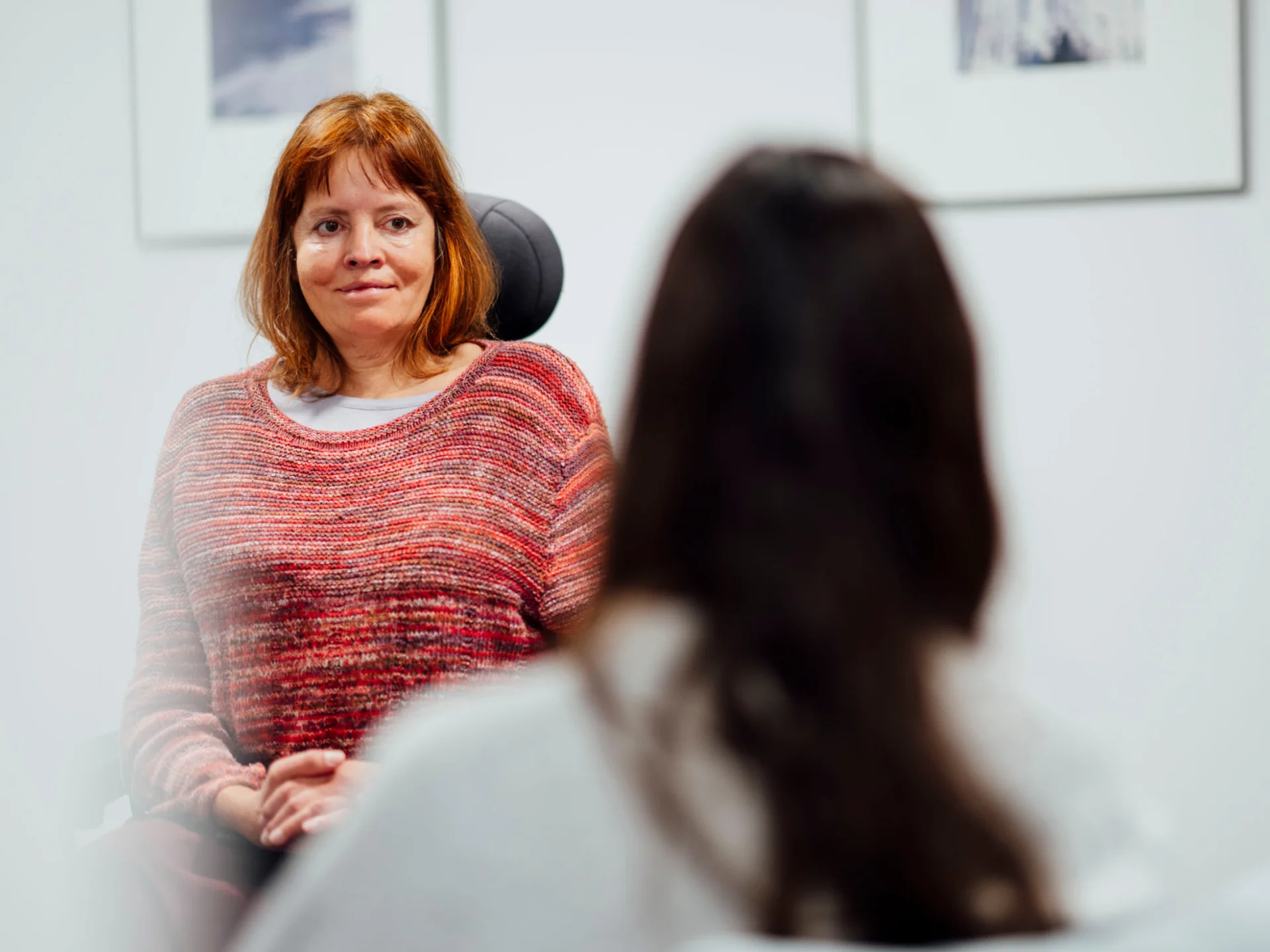 Beraterin hört aufmerksam im Gesprächsraum des Studierendenwerks Oldenburg – Vorteile Studierendenwerk