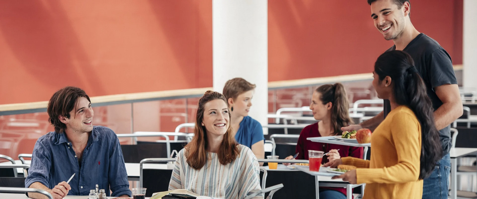 Studierende essen in Mensa des Studierendenwerks Oldenburg